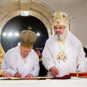 Patriarhul Ecumenic Bartolomeu și Preafericitul Părinte Patriarh Daniel oficiază slujba de sfințire a Catedralei