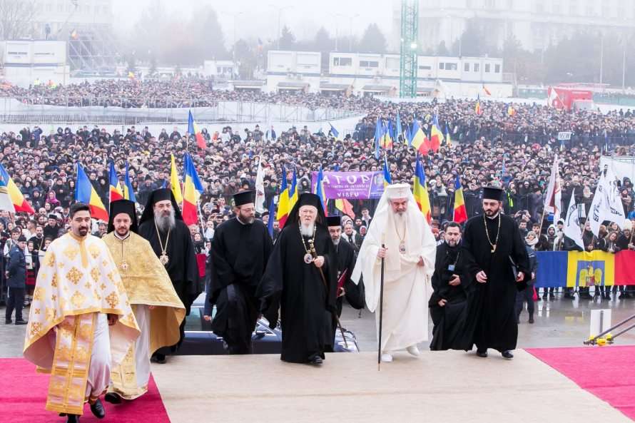 Sfintire-si-prima-liturghie-la-Catedrala-Mantuirii-Neamului-1-890x593