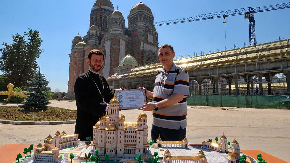 Pr-Corduneanu-oferind-diploma