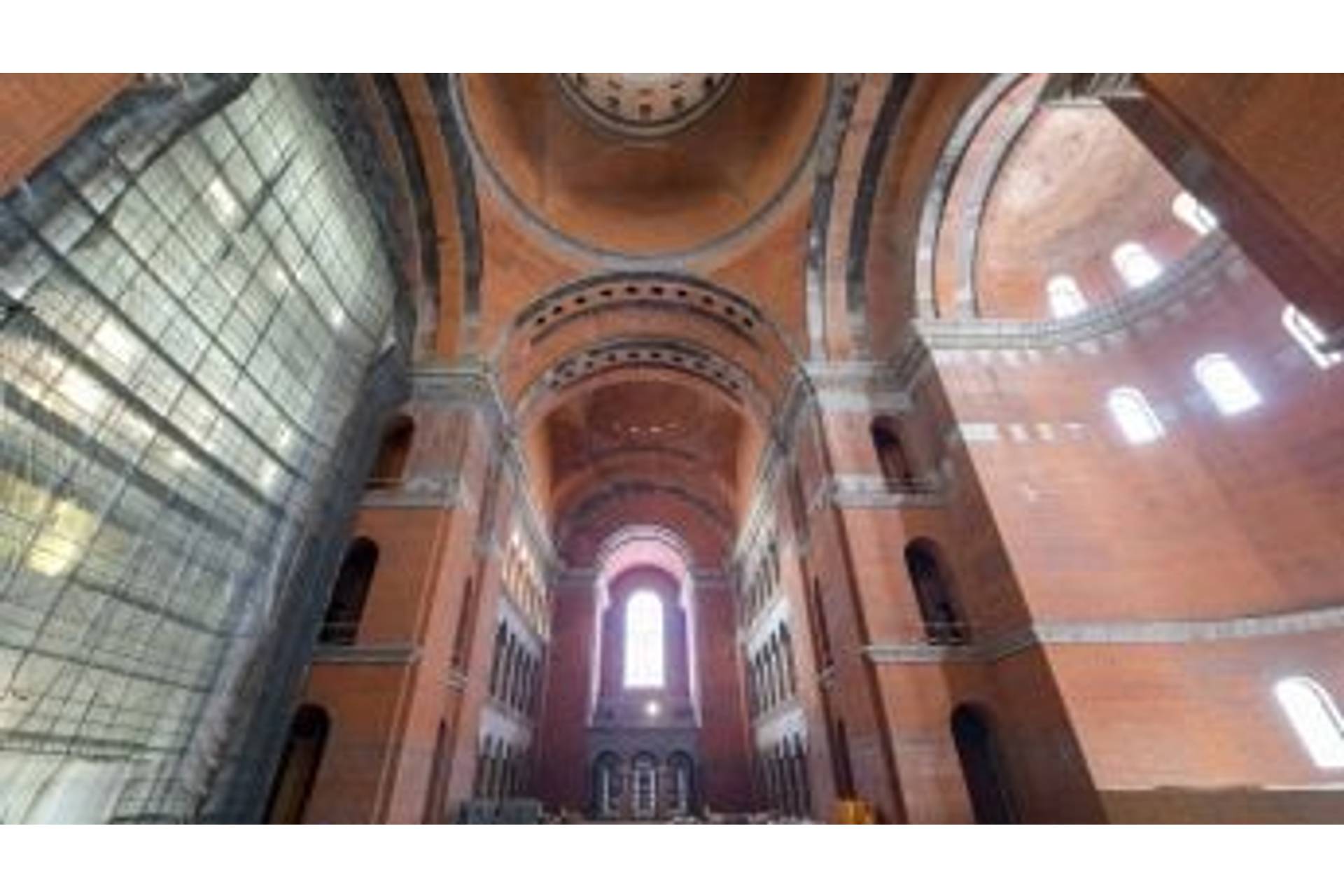 Catedrala-Interior-1 Catedrala-Interior-1