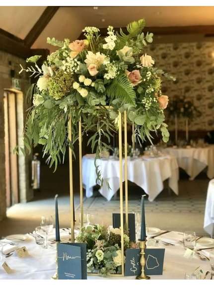 Aranjament floral diametru 50 cm cu verdeata si flori artificiale