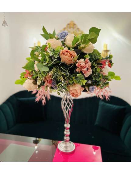 Aranjament floral diametru 40 cm cu verdeata si trandafiri roz si bleu