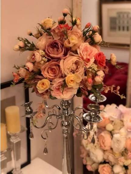 Aranjament Floral Bej si Somon – Diametru 35 cm