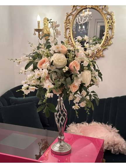 Aranjament floral cu trandafiri roz si albi – Diametru 40 cm