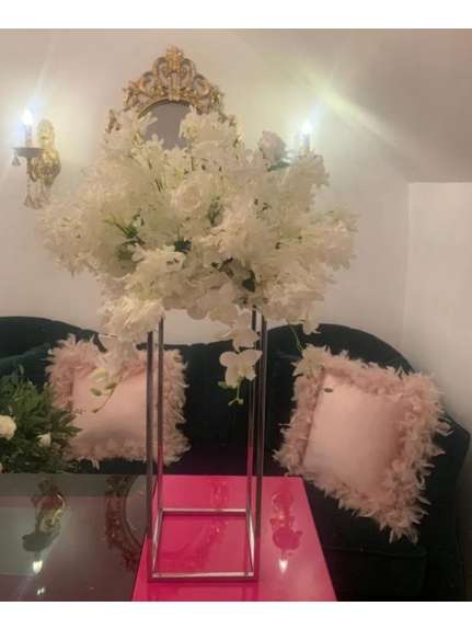 Aranjament floral diametru 30 cm cu trandafiri si orhidee
