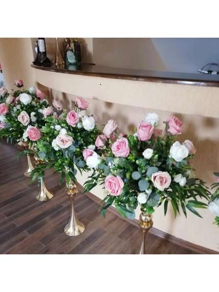 Aranjament floral diametru 50 cm cu verdeata si trandafiri roz.