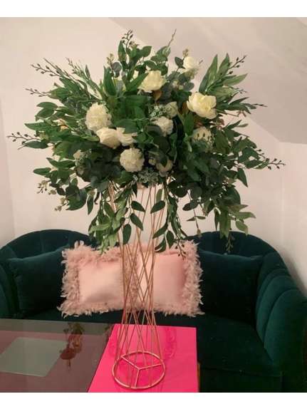 Aranjament floral cu Ruscus si Flori Albe – Diametru 30 cm