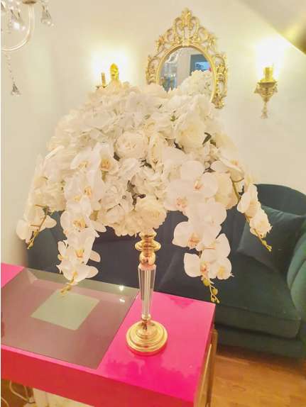 Aranjament din orhidee, hortensie si trandafiri diametru 40 cm.