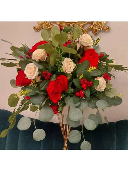 Aranjament cu Eucalipt si Trandafiri Crem & Rosii – 50 cm