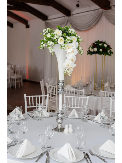 Aranjament floral cu flori albe, verdeata si orhidee GREEN299 – diametru 45 cm