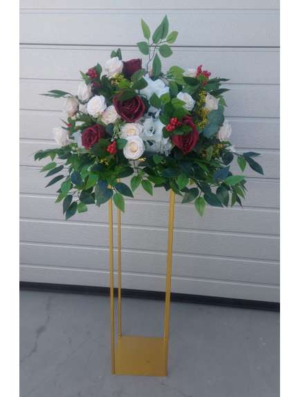 Aranjament floral cu ruscus si trandafiri grena – 40 cm diametru