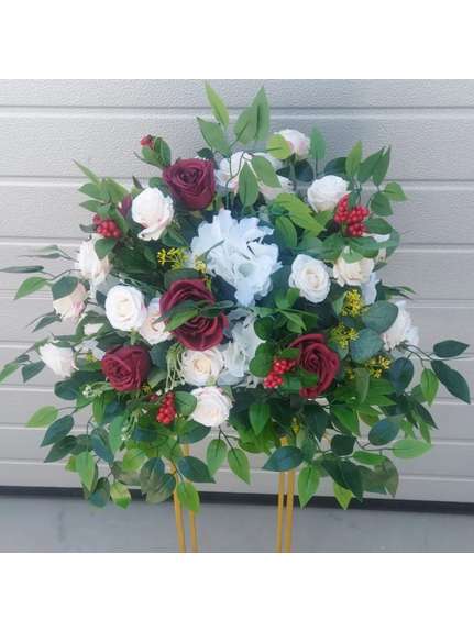 Aranjament floral cu ruscus si trandafiri grena – 30 cm diametru