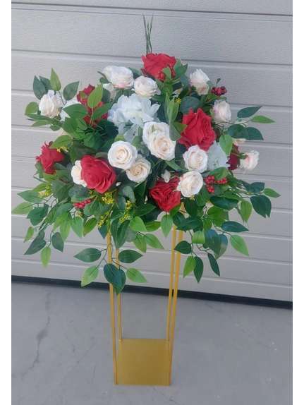 Aranjament floral cu ruscus si trandafiri rosii – 30 cm diametru