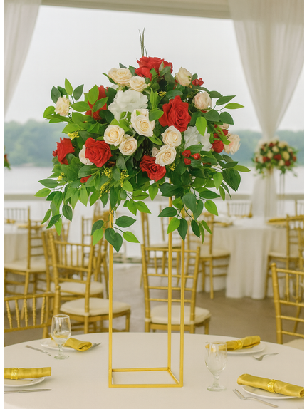 Aranjament floral cu ruscus si trandafiri rosii – 40 cm diametru