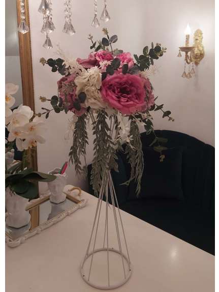 Aranjament floral curgator cu hortensie, eucalipt si trandafiri, diametru 40 cm