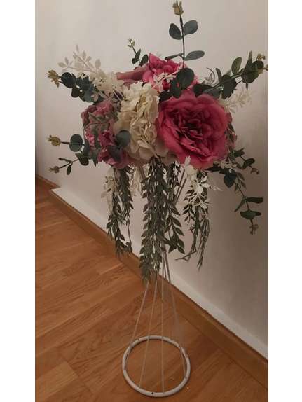 Aranjament floral curgator cu hortensie, eucalipt si trandafiri, diametru 25 cm