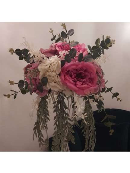 Aranjament floral curgator cu hortensie, eucalipt si trandafiri, diametru 30 cm