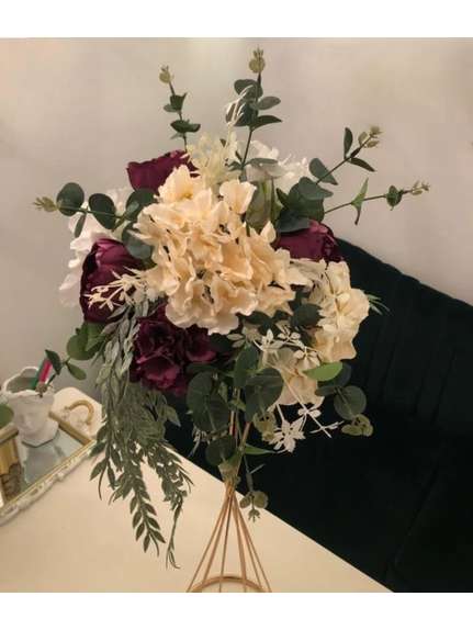 Aranjament floral curgator cu hortensii si trandafiri, diametru 35 cm