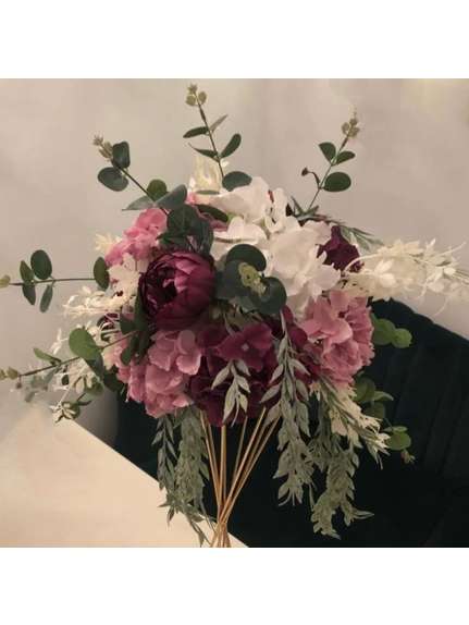 Aranjament floral curgator cu trandafiri roz si hortensii, diametru 40 cm