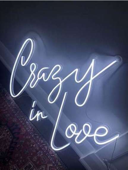 Lampa LED cu litere luminoase „CRAZY IN LOVE” – Alb