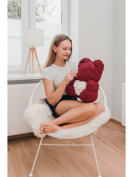 Urs mediu din flori de spuma 40 cm – Burgundy cu inima alba (fara cutie)